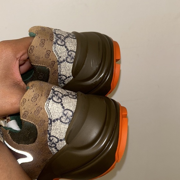 Hello, I am selling these gorgeous multi- colored Gucci sneakers in a size 38. - Picture 4 of 8